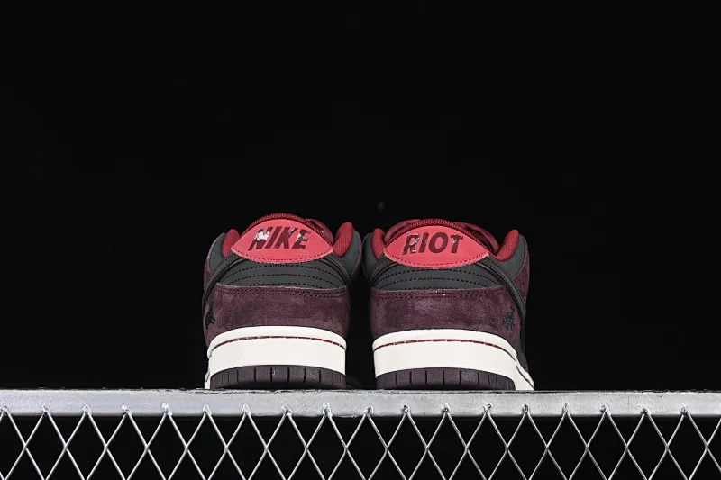 All categories Nk SB Dunk Series Nk SB Dunk Low low-top sneakers K version Riot Skateshop x Nk SB Dunk Low joint model Bordeaux red low-top casual sneakers FZ1289-200